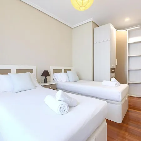 Acogedor En Con Garaje Y Terraza, 2 Y 2 Banos Apartment *