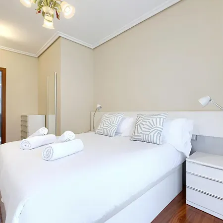 Acogedor En Con Garaje Y Terraza, 2 Y 2 Banos Appartement